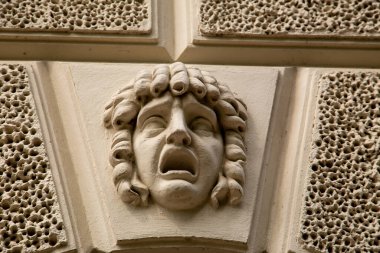 Tiyatronun ön cephesinde çığlık atan bir yüz heykeli