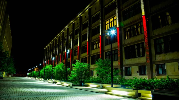 Edifício Iluminado Noite Uma Rua Urbana — Fotografia de Stock