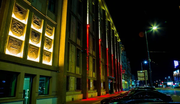 Edificio Iluminado Por Noche Una Calle Urbana —  Fotos de Stock