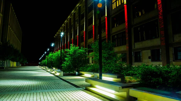 城市街道上夜晚明亮的建筑物 — 图库照片