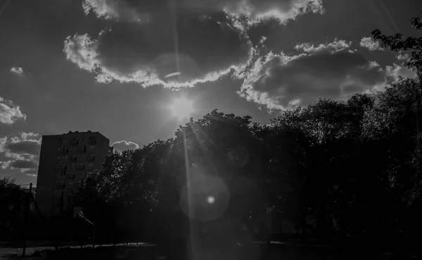 黒と白の雲の後ろの太陽 — ストック写真