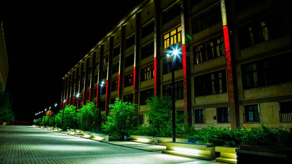 Edifício Iluminado Noite Uma Rua Urbana — Fotografia de Stock