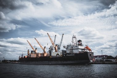 Gemi tamir tersanesinin rıhtımına demirlemiş. 