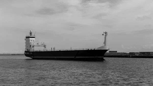 Ein Frachtschiff Beim Einlaufen Den Hafen — Stockfoto