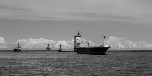 Ein Frachtschiff Beim Einlaufen Den Hafen — Stockfoto