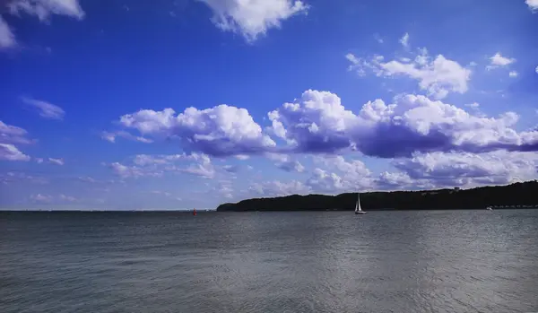 青い空を背景に帆船が浮かぶ海の湾 — ストック写真