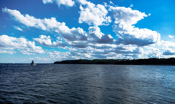 青い空を背景に帆船が浮かぶ海の湾 — ストック写真