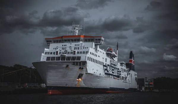 Grande Navio Passageiros Atracado Canal Estaleiro — Fotografia de Stock