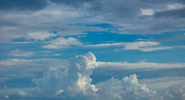 Mavi Gökyüzü Parlak Bulutlar Ile — Stok fotoğraf