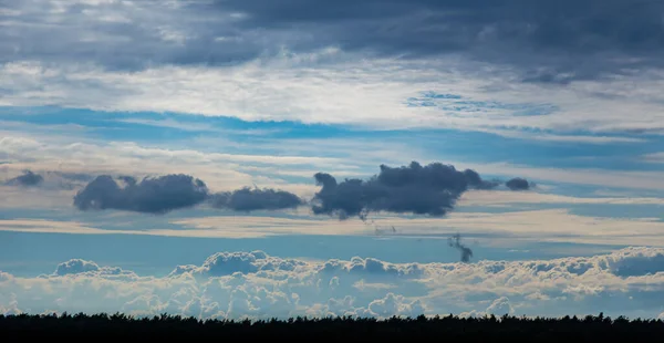 明るい雲と青い空 — ストック写真