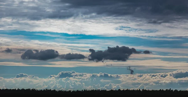 Blauwe Lucht Met Heldere Wolken — Stockfoto