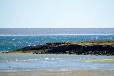 Pjaros Adası, Golfo San Jos 'un sessiz sularında yer alır. Etrafı geniş ve sığ bir deniz lagünüyle çevrilidir. Gelgitler 12 metreye kadar uzanır ve sürekli olarak kumsalları ve deniz tabanını ortaya çıkarır..