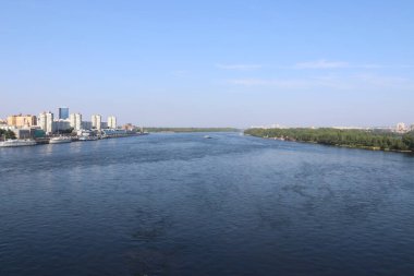 Krasnoyarsk şehrindeki Yenisei Nehri 'nin yaz seti..