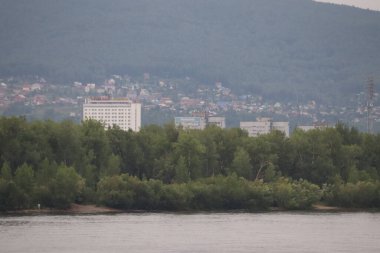 Krasnoyarsk şehrindeki Yenisei Nehri 'nin yaz seti..