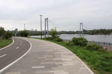 Krasnoyarsk şehrindeki Yenisei Nehri 'nin yaz seti..