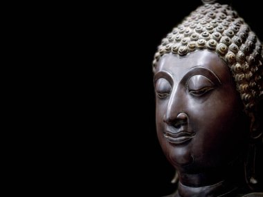 Buda yüzlü heykel. İstiridyenin, aydınlanmanın ve meditasyonun antik bir sembolü. Budizm dininin baş ve yüz heykeli, geleneksel Asya ruhani kültürünü gösteriyor. Portre heykel biçimi.