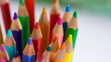 Renkli kalemler, pastel soyut arka plan. Okuldaki öğrenciler için durağan yaratıcılık tasviri yapan bir sanatçı. Renkli çizim yapan makro nesneler. Sanat seti, sarı desenler, yeşil, kırmızı, turuncu gruplar