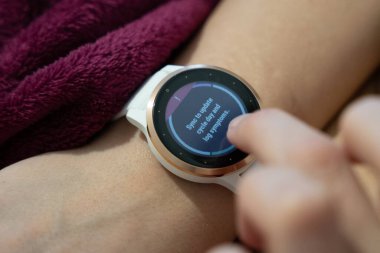 Akıllı saat kola sarılır ve reset fonksiyonu ve diğer ayarlar ekranda görünür