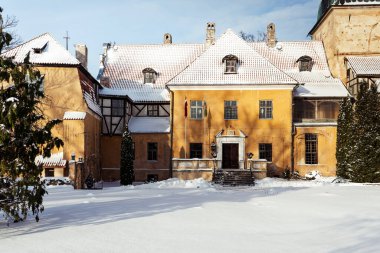 Letonya 'da yer alan eski büyük bir Alman malikanesinin yapı kompleksi kışın karla kaplıdır.