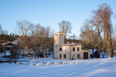 Letonya 'da itfaiye olarak planlanan Sovyet döneminden kalma beyaz tuğla bina.
