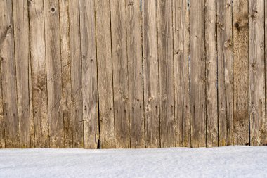 Kış günü eski bir avlu.