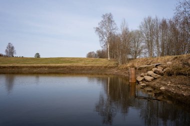Letonya 'nın kırsal kesimlerinde balık çiftçiliği için ilkbahar günü göletler oluşturuldu.