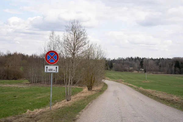 Wiejskiej Drogi Gdzie Jest Znak Zakazu Stronie Powyżej Jest Piękne — Zdjęcie stockowe