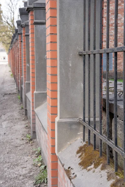 Stor Tegelgård Med Metallgaller — Stockfoto