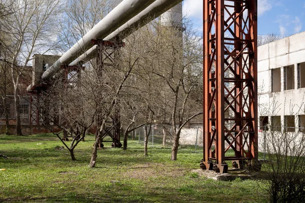 Arka Planda Pencereleri Olan Beton Bir Bina Olan Devasa Metal — Stok fotoğraf