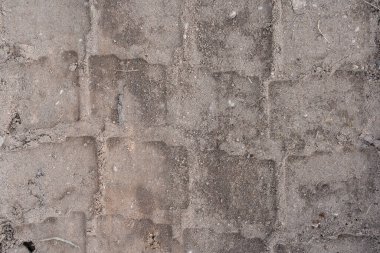 Eski kirli bir kaldırıma yakın çekim