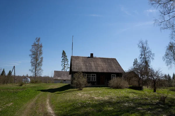 Bauernhof Mit Großen Rasenflächen Und Äpfeln Zeitigen Frühjahr — Stockfoto