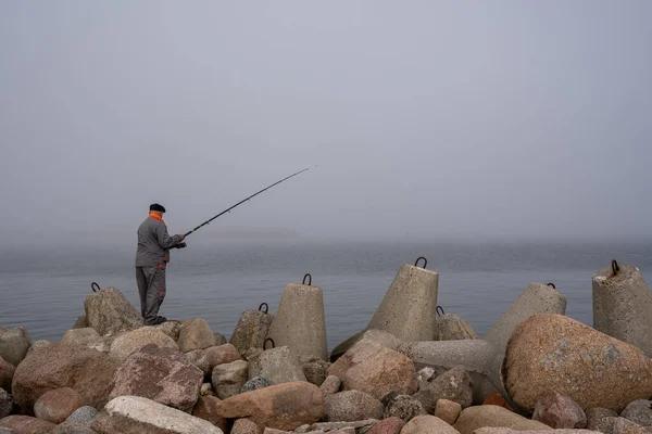 Пирс Балтийском Море Краям Бетонные Блоки Которых Стоит Рыбак Стержнем — стоковое фото