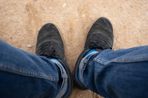 Jeans Black Shoes Put His Feet Standing Sandy Road — Stock Photo, Image