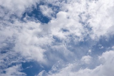 Beyaz kabarık bulutlu mavi gökyüzü