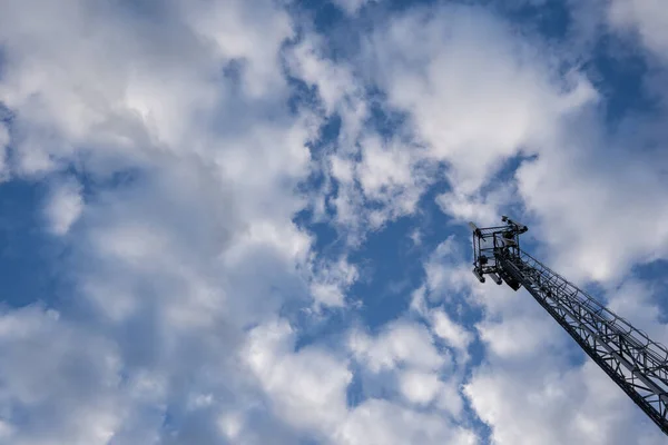 Cielo Azul Con Nubes Blancas Con Una Gran Torre Sacristía —  Fotos de Stock