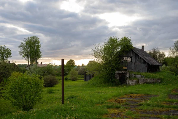 Landhaus Bei Sonnenuntergang Nach Dem Regen Frühjahr Wenn Das Grüne — Stockfoto