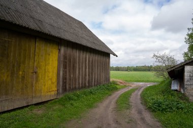 Yeşil kapısı olan büyük bir ahır.