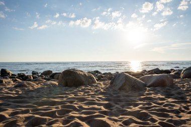 Güneşli bir günde Baltık Denizi 'nin kayalık plajı
