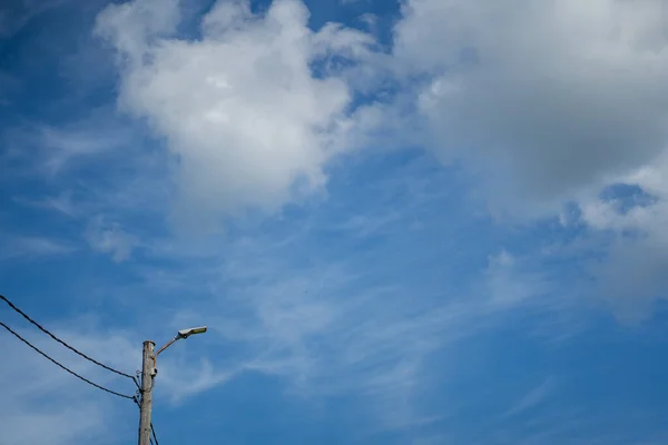 右下隅に白いふわふわの雲と提灯が浮かぶ青い空 — ストック写真