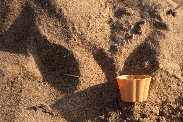 Una Ciotola Plastica Caduta Nella Sabbia Fine Della Spiaggia — Foto Stock