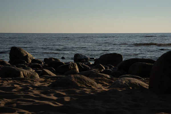晴れた日にはバルト海の岩場は — ストック写真
