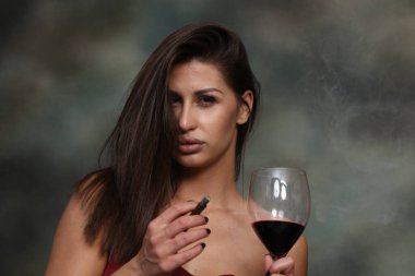 Çekici, kaslı, esmer, beyaz bir kız stüdyoda poz veriyor. Tarz, trendler, moda konsepti.