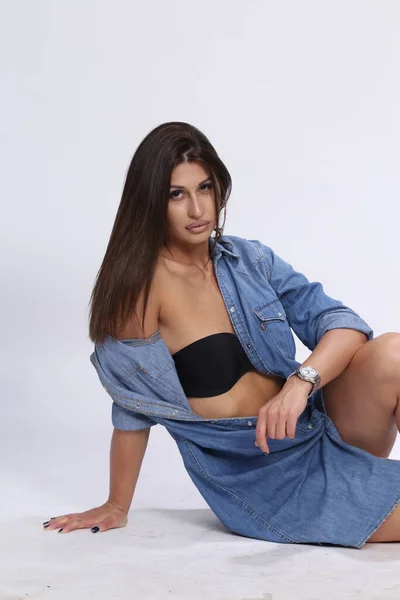 Aantrekkelijk Sexy Gespierd Brunette Kaukasisch Meisje Poserend Studio Geïsoleerde Achtergrond — Stockfoto
