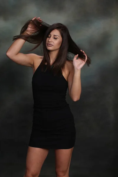 迷人的 性感的 有肌肉的黑发的高加索女孩在独立的背景下在演播室里摆姿势 时尚观念 — 图库照片