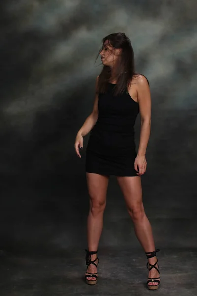 迷人的 性感的 有肌肉的黑发的高加索女孩在独立的背景下在演播室里摆姿势 时尚观念 — 图库照片