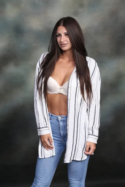 Attractive Sexy Muscular Brunette Caucasian Girl Posing Studio Isolated Background — Stock Photo, Image