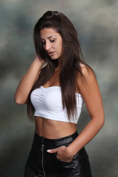 Menina Caucasiana Atraente Sexy Muscular Morena Posando Estúdio Fundo Isolado — Fotografia de Stock