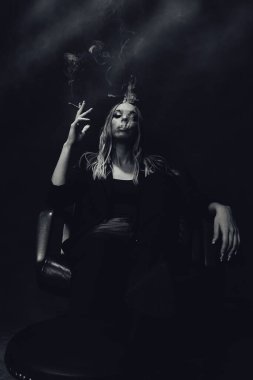 Güzel, göz kamaştırıcı sarışın kız izole arka planda stüdyoda poz veriyor. Tarz, trendler, moda konsepti.