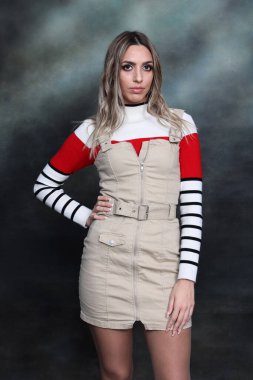 Güzel, göz kamaştırıcı sarışın kız izole arka planda stüdyoda poz veriyor. Tarz, trendler, moda konsepti.