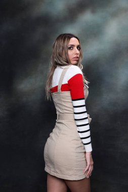 Güzel, göz kamaştırıcı sarışın kız izole arka planda stüdyoda poz veriyor. Tarz, trendler, moda konsepti.